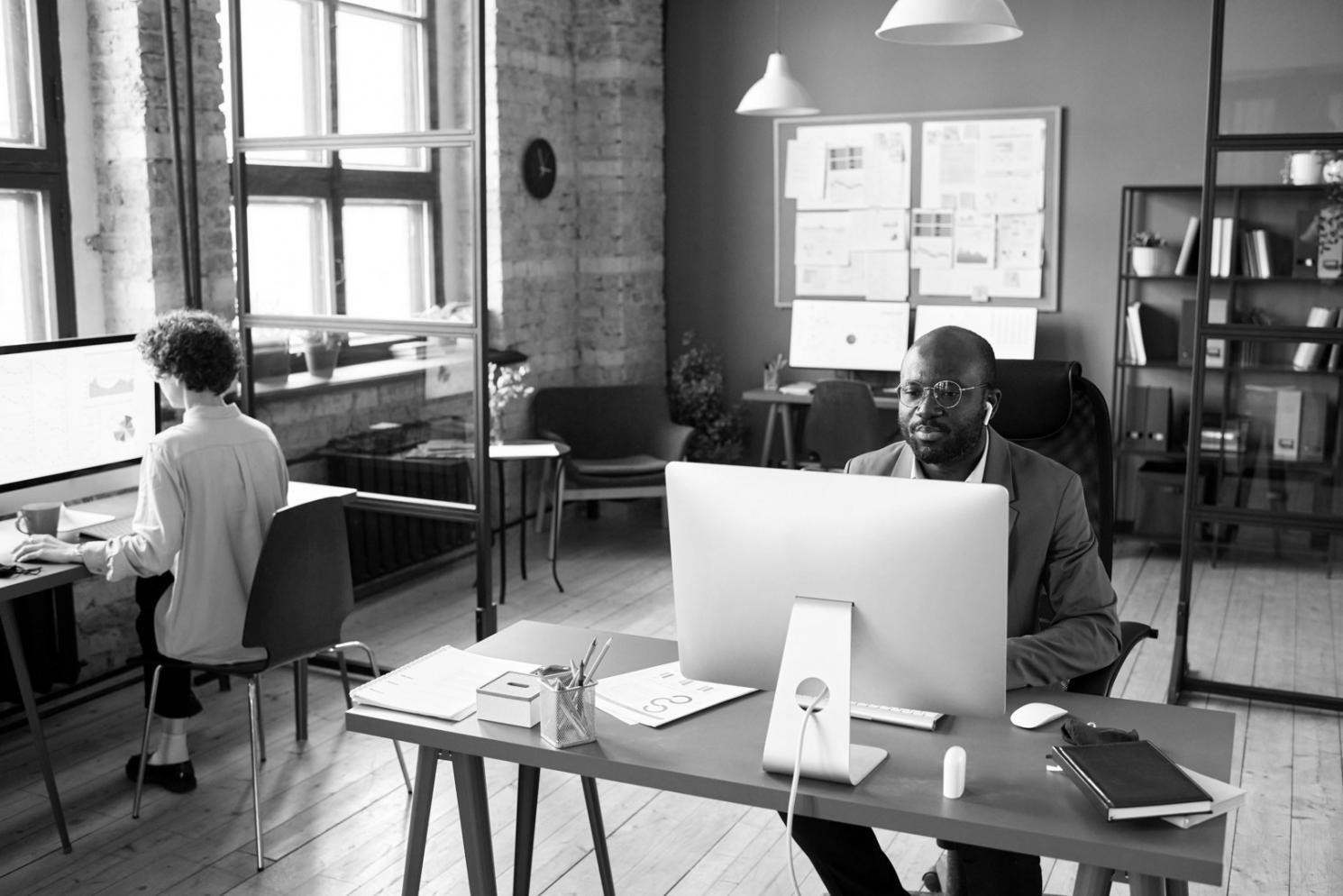 Студенти працюють над анімаційними проєктами в комп'ютерній лабораторії